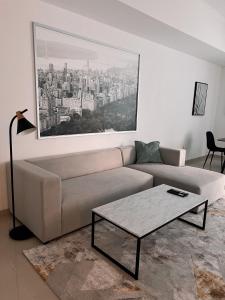 sala de estar con sofá y mesa en Stylish 2 bdr in Dubai Marina & hotels beach access available en Dubái
