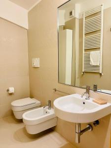 羅卡拉索的住宿－Casa Montagne，一间带水槽、卫生间和镜子的浴室