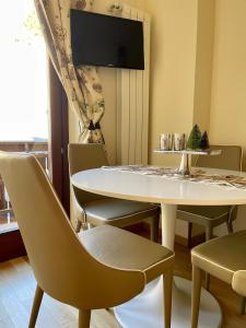 羅卡拉索的住宿－Casa Montagne，一间配备有白色桌椅的用餐室