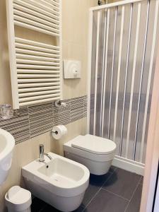 een badkamer met een toilet, een wastafel en een douche bij Casa Montagne in Roccaraso