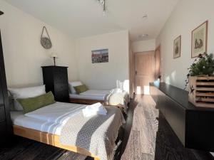 1 Schlafzimmer mit 2 Betten in einem Zimmer in der Unterkunft Sweet Alpen Home in Garmisch-Partenkirchen