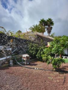 Arafo的住宿－Seaview Chalet，石墙,带水管