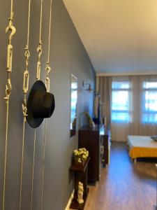 um quarto com um chapéu pendurado numa parede em Studio Nr 6 em Bansko