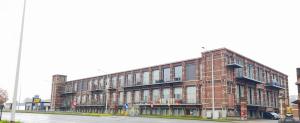 - un grand bâtiment en briques dans une rue de la ville dans l'établissement luxurious loft Oudenaarde in The Flemish Ardennes, à Audenarde