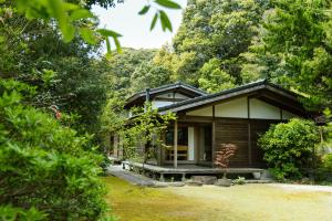 una pequeña casa en medio de un bosque en 木木木木 KIGI MOKU MOKU en Sasebo