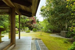 uma vista para um jardim a partir do alpendre de uma casa em 木木木木 KIGI MOKU MOKU em Sasebo