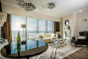 Część wypoczynkowa w obiekcie 30th+ Floor Apartments in Sky Tower