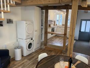 eine Küche und ein Wohnzimmer mit Waschmaschine und Trockner in der Unterkunft Property in Quedlinburg in Quedlinburg