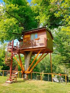 uma casa na árvore sentada em cima de uma árvore em Casa sull'albero Bocchineri em Rogliano