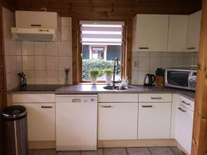 Ett kök eller pentry på Beautiful holiday home in Veluwe with garden