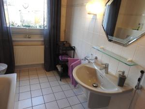 y baño con lavabo y espejo. en Property in Ballenstedt, en Ballenstedt