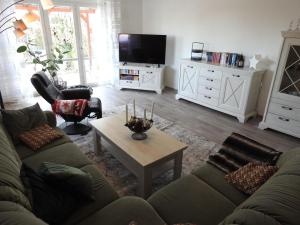 sala de estar con sofá y mesa de centro en Property in Ballenstedt, en Ballenstedt