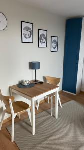 una mesa y sillas en una habitación con armario azul en Studio Kruhelska, en Przemyśl