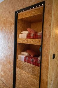 lustro w pokoju z 2 łóżkami piętrowymi w obiekcie casinha do corvo w Fatimie