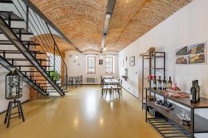 un loft industriel avec un plafond en bois et des escaliers dans l'établissement Apart Pension Zelený grunt, 