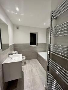 a bathroom with a sink and a toilet and a tub at Berkshire stays in Birmingham