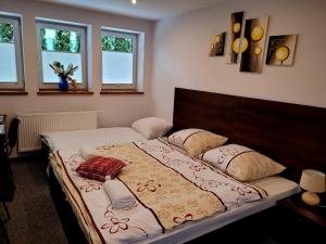 - une chambre avec un grand lit et des oreillers dans l'établissement Willa polne wzgórza, à Krynica-Zdrój