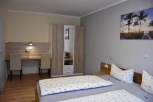 Postel nebo postele na pokoji v ubytování Hotel Garni Am Klostermarkt