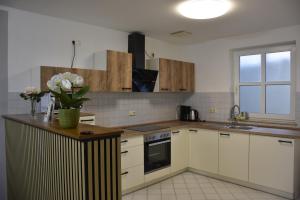 Kuchyň nebo kuchyňský kout v ubytování Hotel Garni Am Klostermarkt