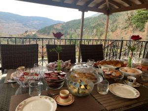 uma mesa coberta com tigelas de comida em cima de uma mesa em Villa Pallas 