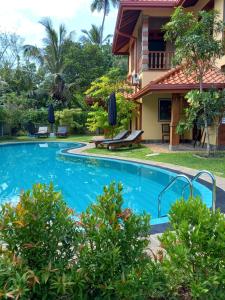 uma piscina em frente a uma casa em villa pantano em Balapitiya
