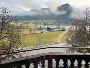 uma vista para uma estrada com uma montanha ao fundo em Weisses Rössl am See em Thiersee