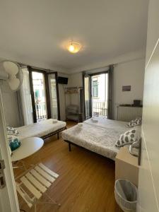 Postel nebo postele na pokoji v ubytování Gurtxu Rooms by Sun Sebastián