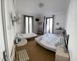 Postel nebo postele na pokoji v ubytování Gurtxu Rooms by Sun Sebastián