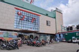 un gruppo di motocicli parcheggiato di fronte a un edificio di Fan's Hotel a Baybay