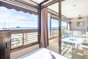 ベニドルムにあるLas Arenas 1-C Apartment Levante Beachのベッドルーム1室(海の景色を望むバルコニー付)