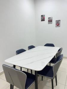 a meeting room with a white table and chairs at Ngio Homestay Batu Pahat in Batu Pahat