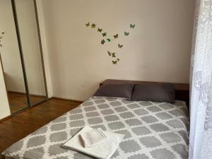 sypialnia z łóżkiem z motylami na ścianie w obiekcie 3х комнатная квартира возле парка w mieście Rivne