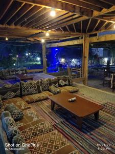 ein Wohnzimmer mit einem Sofa und einem Tisch in der Unterkunft Mermaid camp in Nuweiba