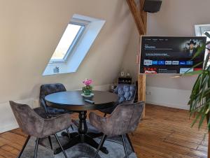 Galeriebild der Unterkunft Luxuriöses Penthouse mit Dachterrasse & Massagesessel EM-APARTMENTS DEUTSCHLAND in Bielefeld