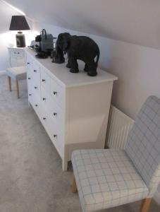 a dog statue on top of a dresser in a room at Straleel South in Carrick
