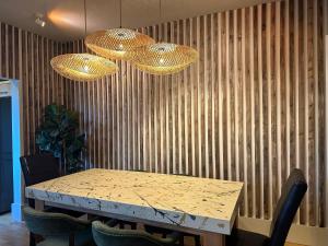 Fotografie z fotogalerie ubytování City Retreat, Spacious 4 Bed House, Games Room, Parking, Hot Tub & BBQ v destinaci Cardiff