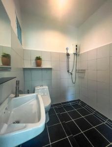 a bathroom with a sink and a toilet at The Blue Gecko in Ko Lanta