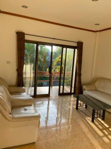 Χώρος καθιστικού στο Baan srinimit Apartment