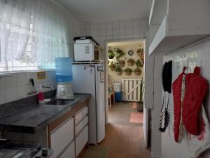 uma cozinha com um frigorífico branco e um lavatório em Hospedaria Residencial da Torre no Recife