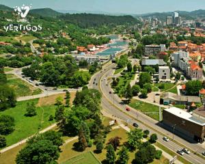 Luftblick auf eine Stadt mit Autobahn in der Unterkunft Hotel Vertigos in Tuzla