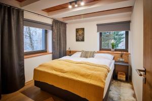 Ένα ή περισσότερα κρεβάτια σε δωμάτιο στο Apartmány Výsluní