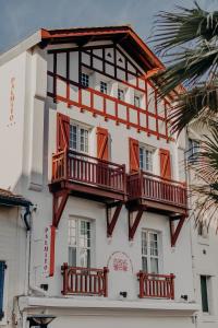 un edificio con 2 balcones en un lateral en Hôtel PALMITO, en Biarritz