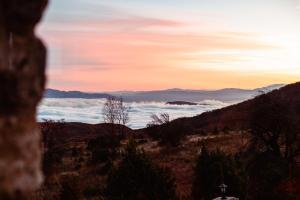 Kép E L chalet. A cosy mountain retreat. szállásáról Paleósz Ájosz Athanászioszban a galériában