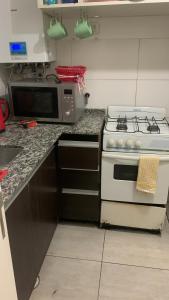 y cocina con fogones y microondas. en HIPÓLITO YRIGOYEN en Villa Carlos Paz