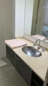 y baño con lavabo y espejo. en HIPÓLITO YRIGOYEN en Villa Carlos Paz