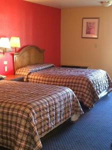 Llit o llits en una habitació de Scottish Inn - Nashville