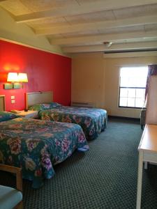 Łóżko lub łóżka w pokoju w obiekcie Scottish Inn - Nashville