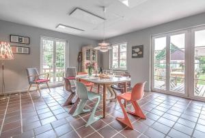 une salle à manger avec une table et des chaises dans l'établissement Anker.Punkt: Einzigartiges Ferienhaus in Rieth am See, à Rieth 21 autres photos