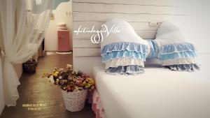 sypialnia z łóżkiem z wazonem kwiatów w obiekcie Whitiedoggie Villa II w mieście Checheng