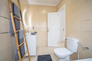 Koupelna v ubytování Ocean Vibes with sea view and private heated pool